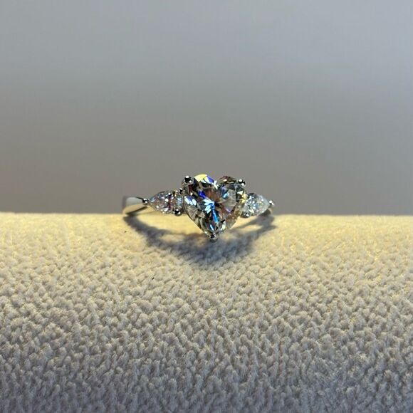 Elegant Silver Heart-Shaped Ring - Picture 4 of 5